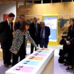 Η Πρόεδρος της Ελληνικής Δημοκρατίας, Κατερίνα Σακελλαροπούλου διαπιστώνει ιδίοις όμμασι τη διαφορά κατανάλωσης νερού μεταξύ της οικολογικής και συμβατικής λειτουργίας, ενός πλυντηρίου ρούχων