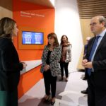 Η Πρόεδρος της Ελληνικής Δημοκρατίας, Κατερίνα Σακελλαροπούλου, ο Υπουργός Εργασίας και Κοινωνικών Υποθέσεων, Κωστής Χατζηδάκης και η Αντιπεριφερειάρχης Αττικής, Λουκία Κεφαλογιάννη ξεναγούνται στην Έκθεση «Κλιματική Αλλαγή και εμείς» από την Υπεύθυνη Εκπαίδευσης του Κέντρου ΓΑΙΑ του ΜΓΦΙ, Ναυσικά Παπαβλασοπούλου