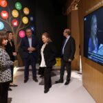 Η Πρόεδρος της Ελληνικής Δημοκρατίας, Κατερίνα Σακελλαροπούλου, η Πρόεδρος του Μουσείου Φαλή Βογιατζάκη, ο Υπουργός Εργασίας και Κοινωνικών Υποθέσεων, Κωστής Χατζηδάκης και ο τ. Υπουργός Περιβάλλοντος, Σωκράτης Φάμελλος παρακολουθούν βίντεο σχετικά με τους Στόχους Βιώσιμης Ανάπτυξης του ΟΗΕ στο Αμφιθέατρο της Έκθεσης «Κλιματική Αλλαγή και εμείς»